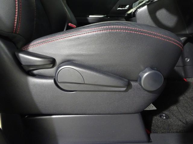 運転席シートは上下アジャスター付きで、最適のドライビングポジションに合わせやすくなっています。