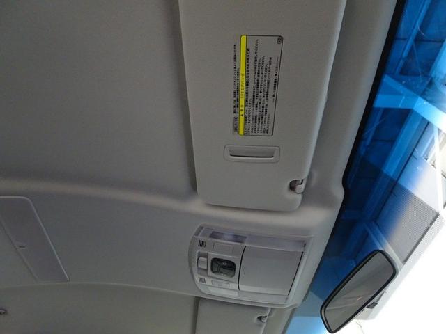 圧迫感のない天井が、車内をさらに広く感じさせてくれます。