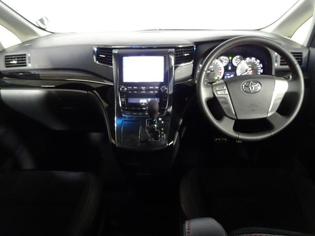 しっかりまとまった感のあるインパネ。各操作スイッチなども使いやすい位置に配置されています。