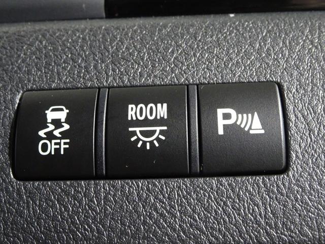 クリアランス＆バックソナーを搭載！超音波センサーを利用して、車両のコーナー部や前・後方の障害物を検知。障害物との距離をインフォメーションディスプレイに表示し、同時にブザーでドライバーに注意を促します。