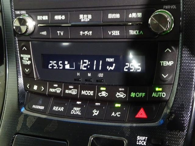 運転席側・助手席側それぞれに温度設定ができる、風量自動調整のオートエアコンを装備！
