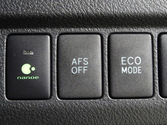 フロントエアコンからは、髪やお肌にやさしい弱酸性の『ナノイー』を含んだ空気が送風されます。