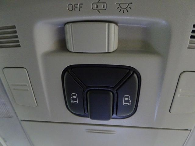 狭いスペースでも乗り降り楽々！お子様に安全な挟み込み防止機能付き！両側パワースライドドアの開閉スイッチ。