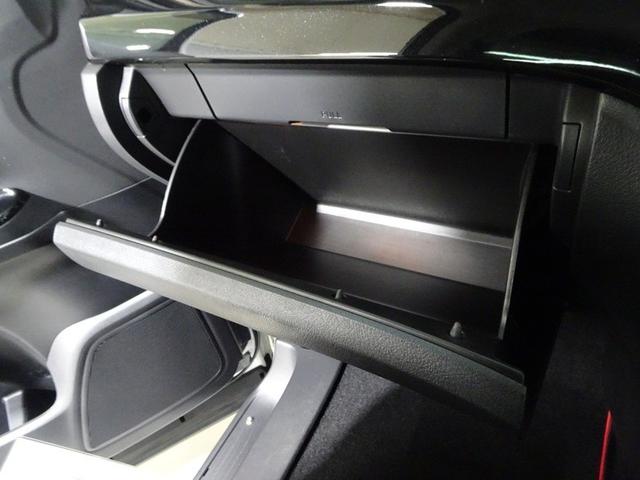 助手席前の大型のグローブボックス。ついつい何でも入れてしまいます。