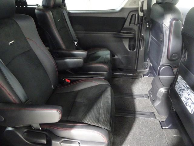 セカンドシートはキャプテンシートで足元も広く、快適空間！