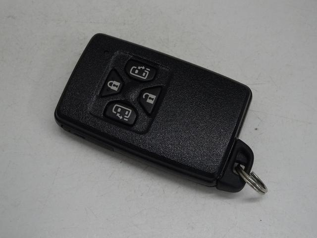 スマートキー。これを持っているだけで、ドアロックの開閉、スライドドアの開閉、エンジン始動がワンタッチ。