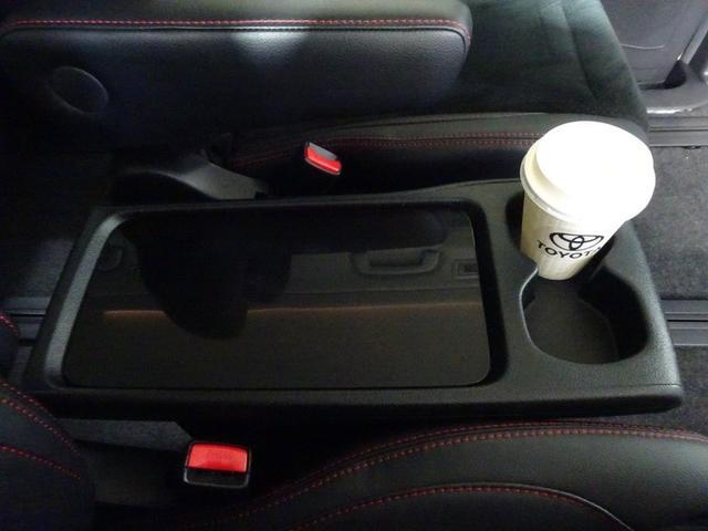 カップホルダー付きサイドテーブル。格納すると、サードシートへのウォークスルーも出来ます。