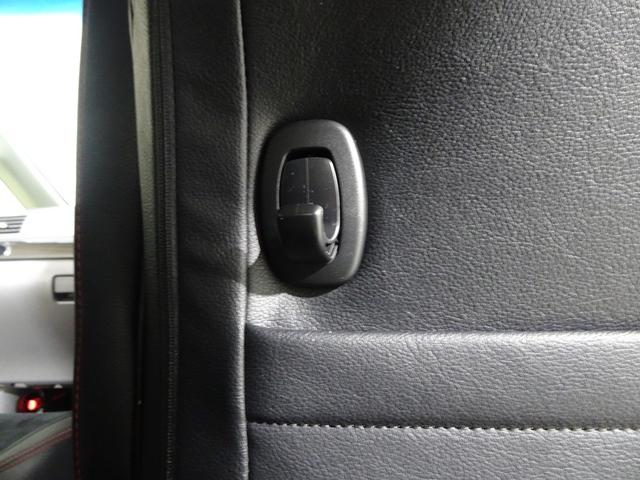 ショッピングバッグなどを掛けるのに便利な買い物フック付き。