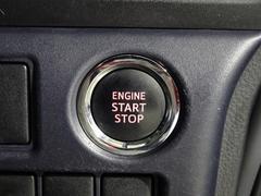 プッシュスタートシステムです。キーをバッグやポケットに入れたままで、ブレーキを踏んでボタンを押せばエンジン始動できます。 7