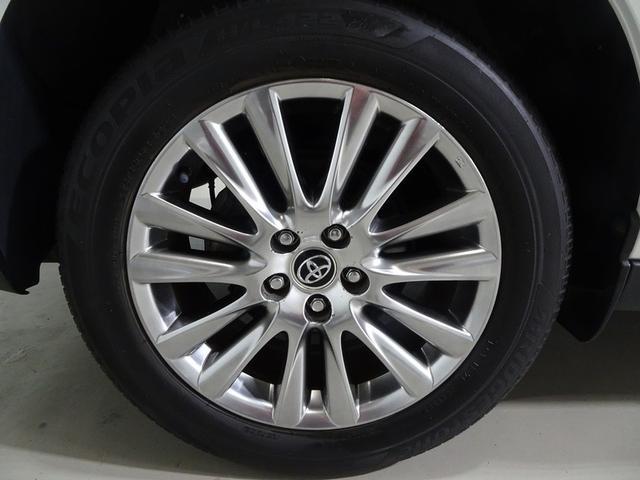 機敏さを引き立てる純正アルミホイールのデザインです。