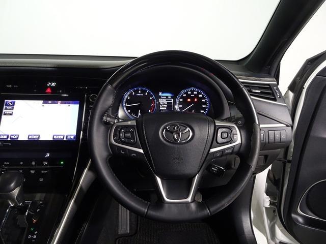 落ち着いた色遣いの運転席周り。飽きの来ないすっきりとしたデザイン。