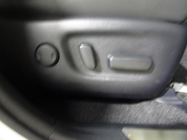 運転席の８ウェイパワーシートスイッチ。シートポジションを細かく調整出来ます。