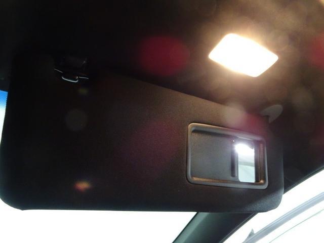 運転席サンバイザーは、便利なバニティミラー付き。照明もついてます。