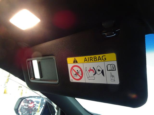 助手席サンバイザーも、同じくバニティミラー付き。もちろん照明も！