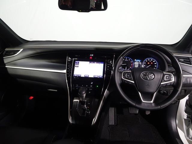 しっかりまとまった感のあるインパネ。各操作スイッチなども使いやすい位置に配置されています。