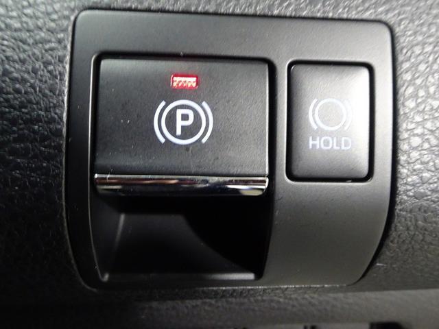 停車時にブレーキを踏むとそのまま保持をするブレーキホールド機能と、スイッチやシフトレバー操作で作動・解除する電動パーキングブレーキ付き。運転中のちょっとした負担を軽減してくれます。