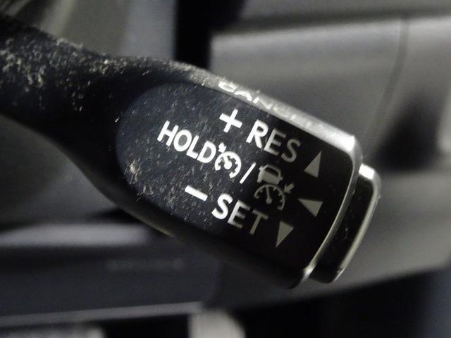 アクセルを踏まなくても、一定速度で走行できるクルーズコントロール機能を搭載！高速道路など走行時のドライバーの負担を軽減します。