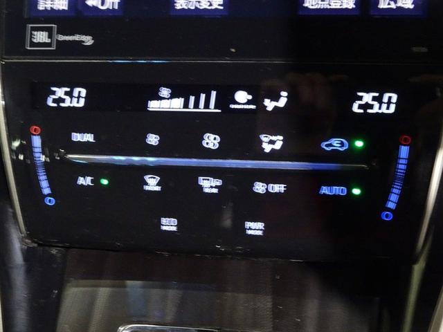 運転席側・助手席側それぞれに温度設定ができる、風量自動調整のオートエアコンを装備！