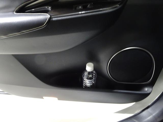 助手席パワーウィンドウスイッチ。その下にはドリンクホルダーと小物入れが付いています。