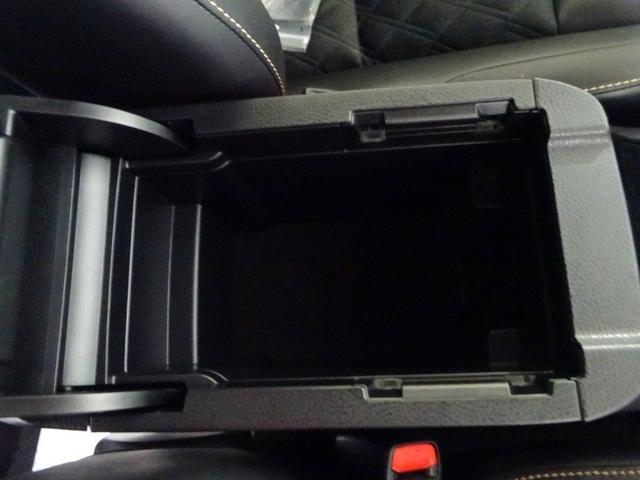 運転席のセンターアームレスト下の収納ボックス。