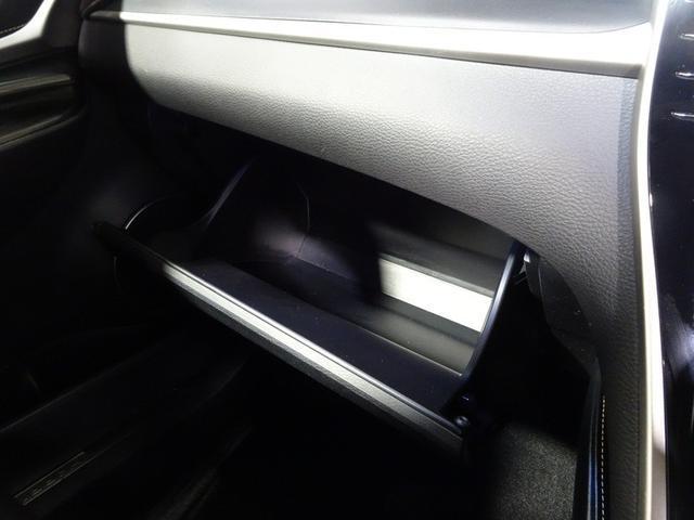 助手席前の大型のグローブボックス。ついつい何でも入れてしまいます。