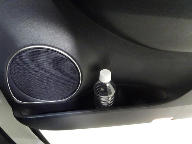 運転席ドアのドリンクホルダーと小物入れ。