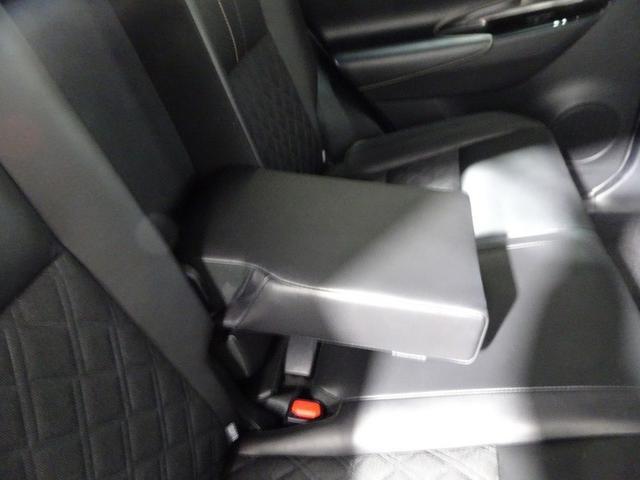 リヤセンターアームレスト付き。後席の方もゆったりとドライブが楽しめます。