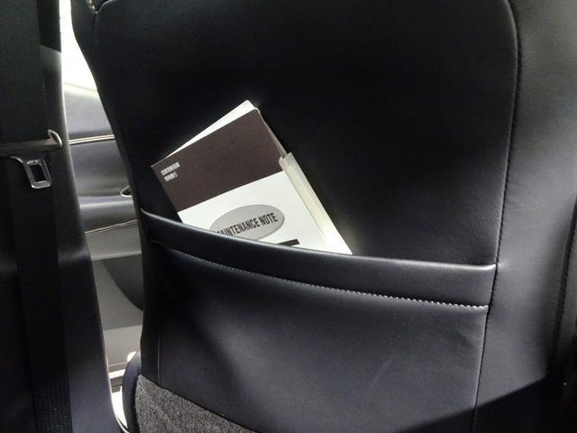 雑誌など収納しやすいシートバックポケット。