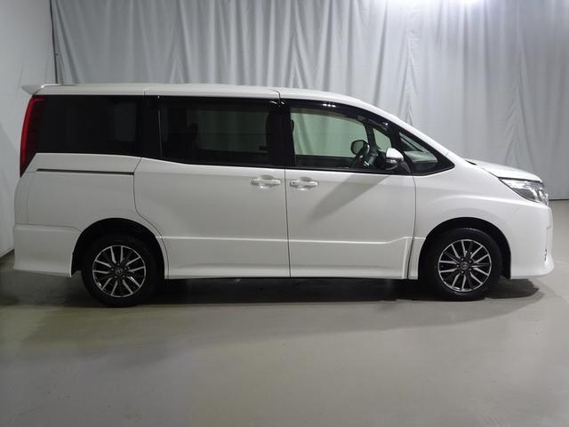 ノア Ｓｉ　４ＷＤ　フルセグ　メモリーナビ　ＤＶＤ再生　バックカメラ　衝突被害軽減システム　ＥＴＣ　電動スライドドア　ＬＥＤヘッドランプ　ウオークスルー　乗車定員７人　３列シート　ワンオーナー（2枚目）