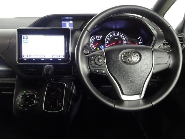 ノア Ｓｉ　４ＷＤ　フルセグ　メモリーナビ　ＤＶＤ再生　バックカメラ　衝突被害軽減システム　ＥＴＣ　電動スライドドア　ＬＥＤヘッドランプ　ウオークスルー　乗車定員７人　３列シート　ワンオーナー（7枚目）