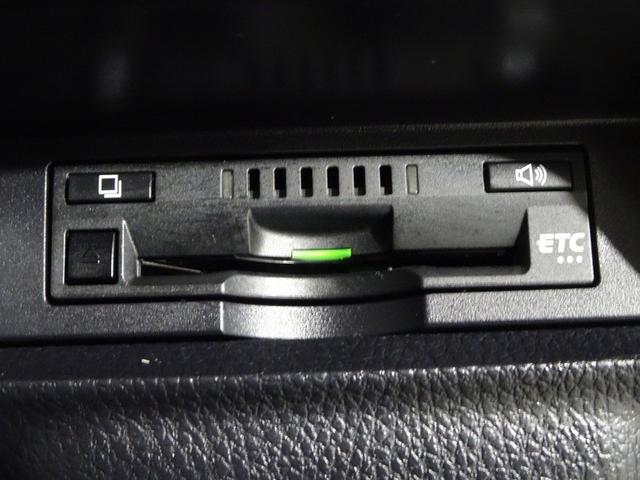 ノア Ｓｉ　４ＷＤ　フルセグ　メモリーナビ　ＤＶＤ再生　バックカメラ　衝突被害軽減システム　ＥＴＣ　電動スライドドア　ＬＥＤヘッドランプ　ウオークスルー　乗車定員７人　３列シート　ワンオーナー（11枚目）