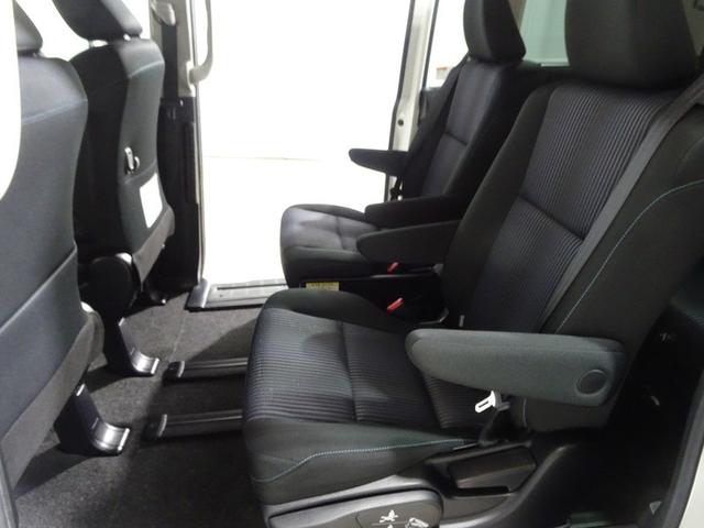 ノア Ｓｉ　４ＷＤ　フルセグ　メモリーナビ　ＤＶＤ再生　バックカメラ　衝突被害軽減システム　ＥＴＣ　電動スライドドア　ＬＥＤヘッドランプ　ウオークスルー　乗車定員７人　３列シート　ワンオーナー（13枚目）