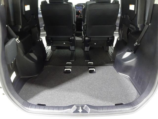 ノア Ｓｉ　４ＷＤ　フルセグ　メモリーナビ　ＤＶＤ再生　バックカメラ　衝突被害軽減システム　ＥＴＣ　電動スライドドア　ＬＥＤヘッドランプ　ウオークスルー　乗車定員７人　３列シート　ワンオーナー（16枚目）