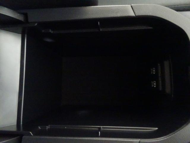 ＲＡＶ４ ハイブリッドＸ　４ＷＤ　フルセグ　メモリーナビ　ＤＶＤ再生　バックカメラ　衝突被害軽減システム　ＥＴＣ　ＬＥＤヘッドランプ　ワンオーナー　フルエアロ（37枚目）