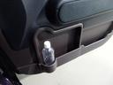 運転席ドアのドリンクホルダーと小物入れ。