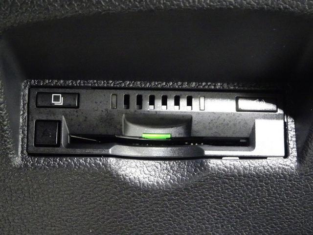 プリウス Ｓセーフティプラス　フルセグ　メモリーナビ　ＤＶＤ再生　バックカメラ　衝突被害軽減システム　ＥＴＣ　ドラレコ　ＬＥＤヘッドランプ　ワンオーナー（13枚目）