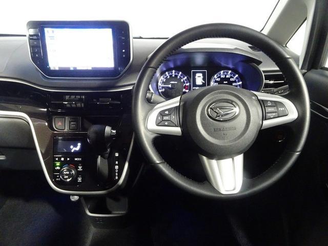 落ち着いた色遣いの運転席周り。飽きの来ないすっきりとしたデザイン。