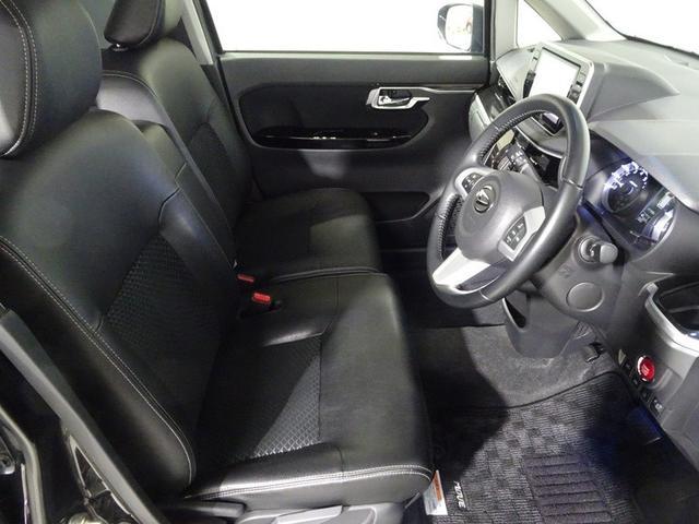 フロントシートはベンチシートで、助手席への移動も楽々。