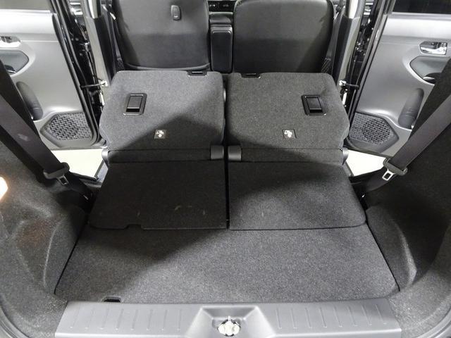 後部座席を倒せば、大きいサイズの荷物も積めます！