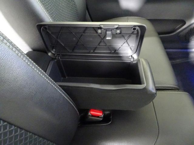 センターアームレストは便利な収納ボックス付き。