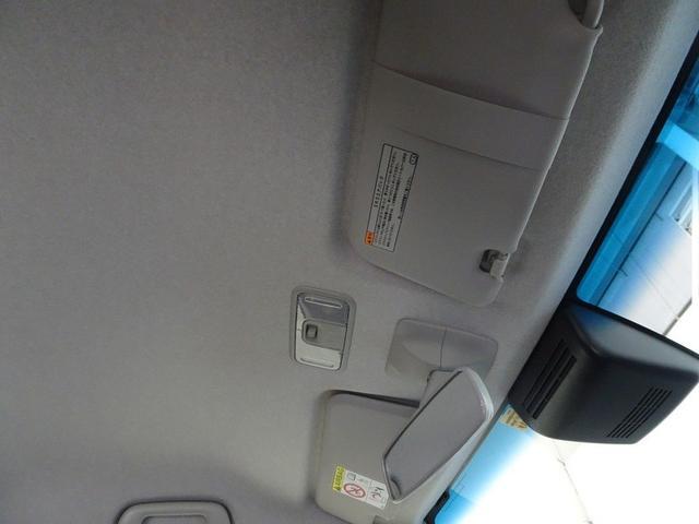 圧迫感のない天井が、車内をさらに広く感じさせてくれます。