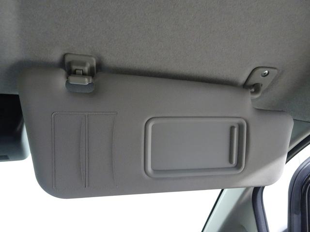 運転席サンバイザーは、便利なバニティミラー付き。