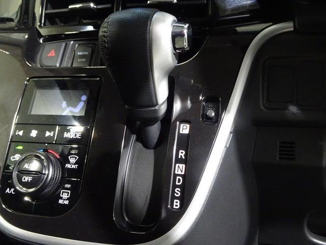 ハンドルからの移動が少なく操作がしやすいインパネシフトです。