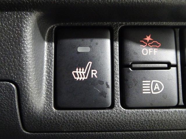運転席にはシートヒーター機能付き。シートがすぐに暖かくなるので、冬のドライブにあると嬉しい機能です！