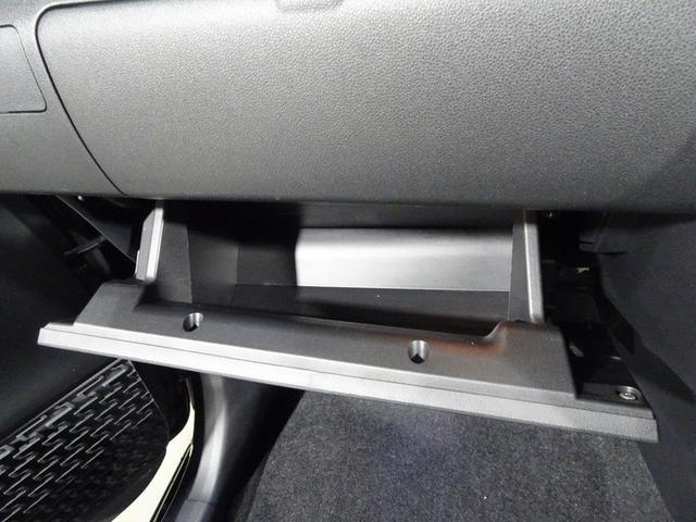 助手席前の大型のグローブボックス。ついつい何でも入れてしまいます。