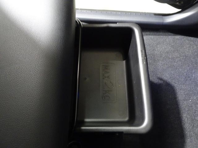 靴などを入れておくのに便利な助手席シート下の収納トレイ。