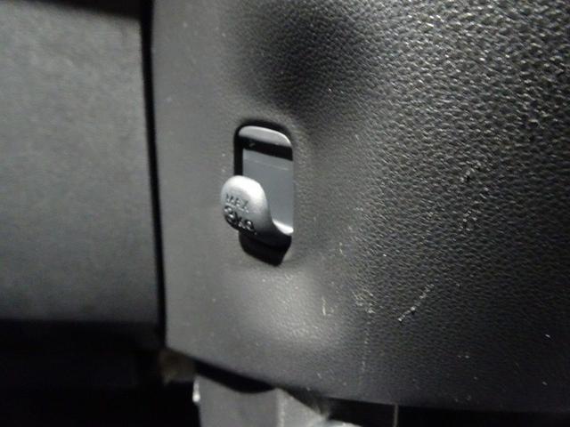 ショッピングバッグなどを掛けるのに便利な買い物フック付き。