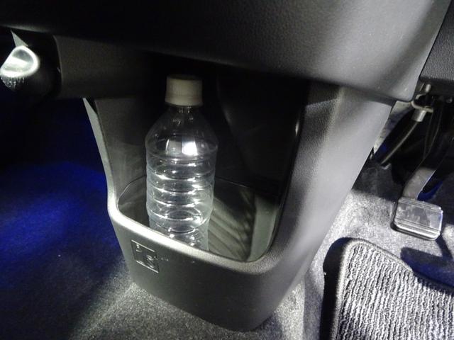 深さもあって使いやすいセンターロアボックス。