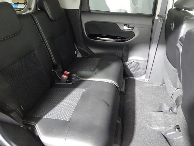 後部座席も足元スペースはしっかり確保されて、ゆとりの広さ。