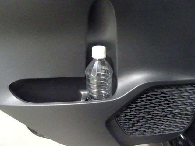 後席ドアのドリンクホルダーです。